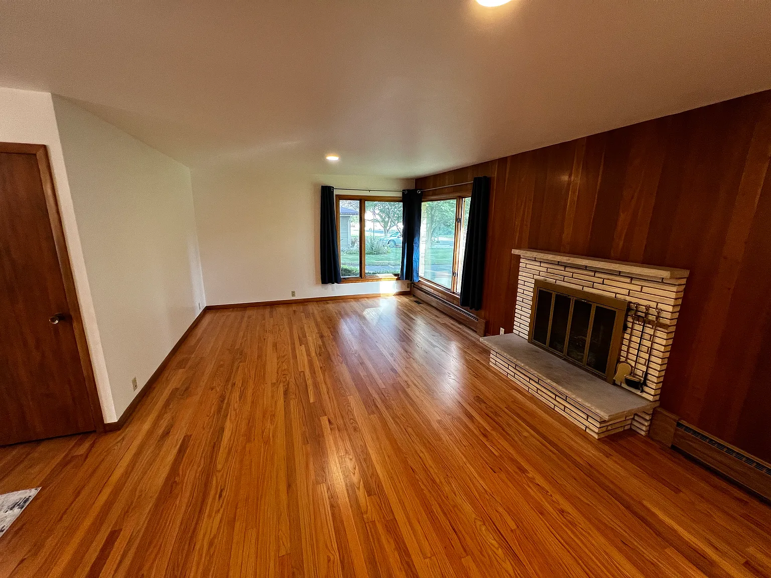 3 bed, 1.5 bath, 1400 sqft, $2,200 — Photo 2
