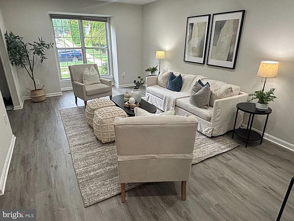 4th image of 18 Hiddencreek Ct