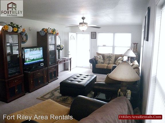 3rd image of 828 Whitetail Ct