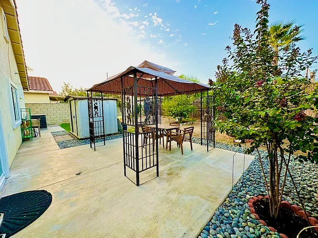 1139 E Elma St — Photo 2