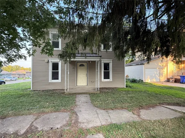 355 2nd St N, Winthrop, IA 50682