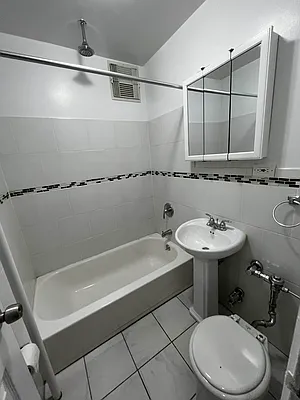 Rented by Salon Realty Corp | media 6