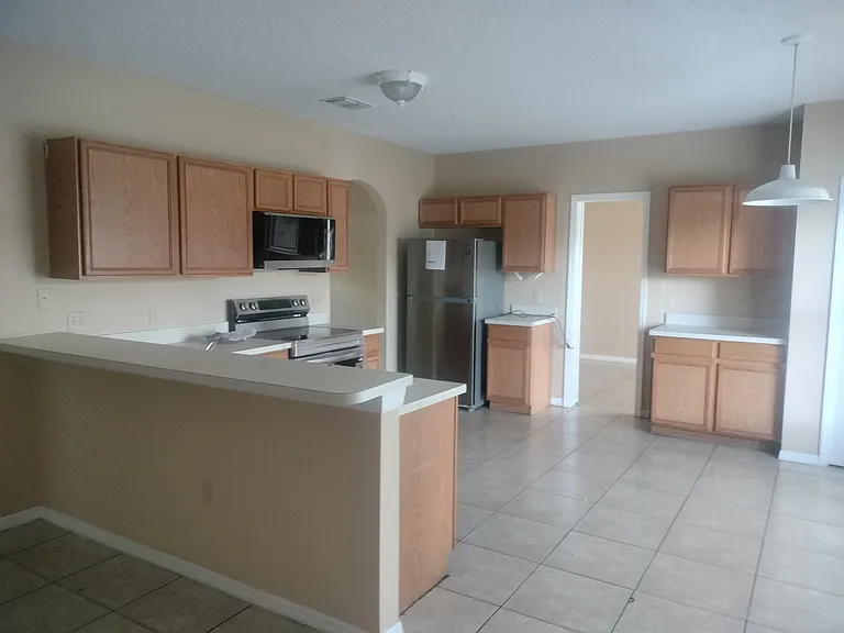 301 Colonade Ct — Photo 2