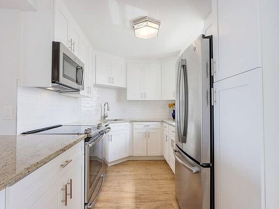 5th image of 130 Lakeshore Dr APT 923