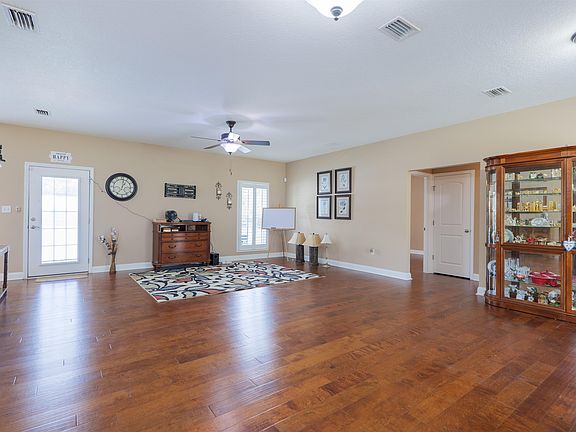 3rd image of 484 NE Fraleigh Dr