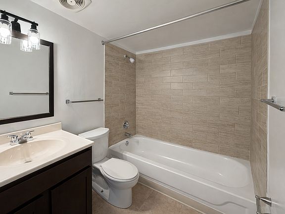 4th image of 520 W Franklin St #1-0404