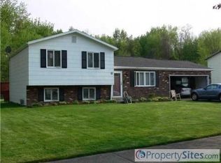 45 Mercury Dr, Gates, NY 14624