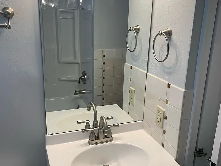 924 Curwood Dr — Photo 2