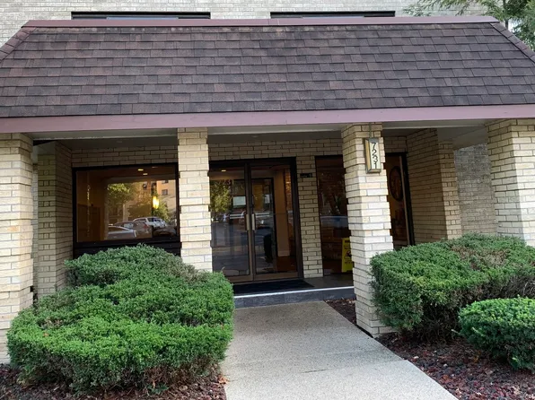 7231 Wolf Rd APT A8, Indian Head Park, IL 60525