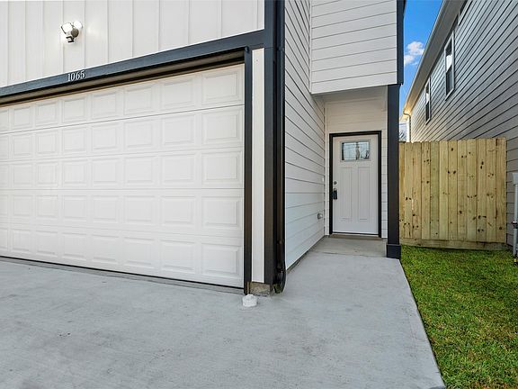 2nd image of 1065 Saint Clair St