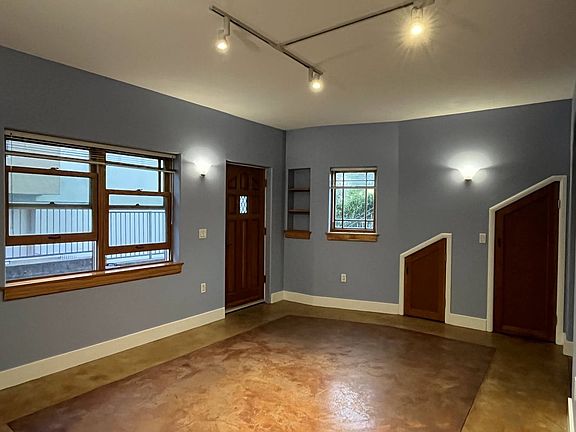 4th image of 306 Warwick Ave