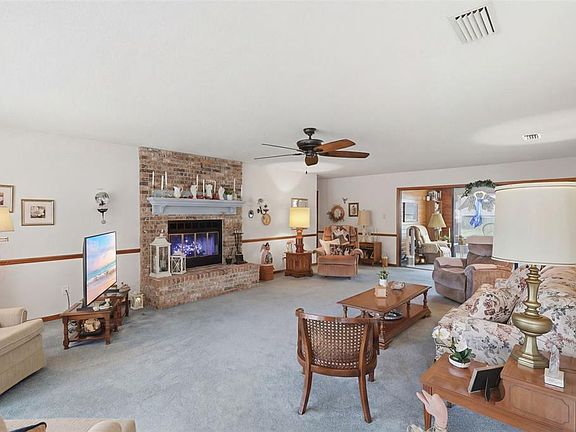 3rd image of 831 Freemans Farm Rd
