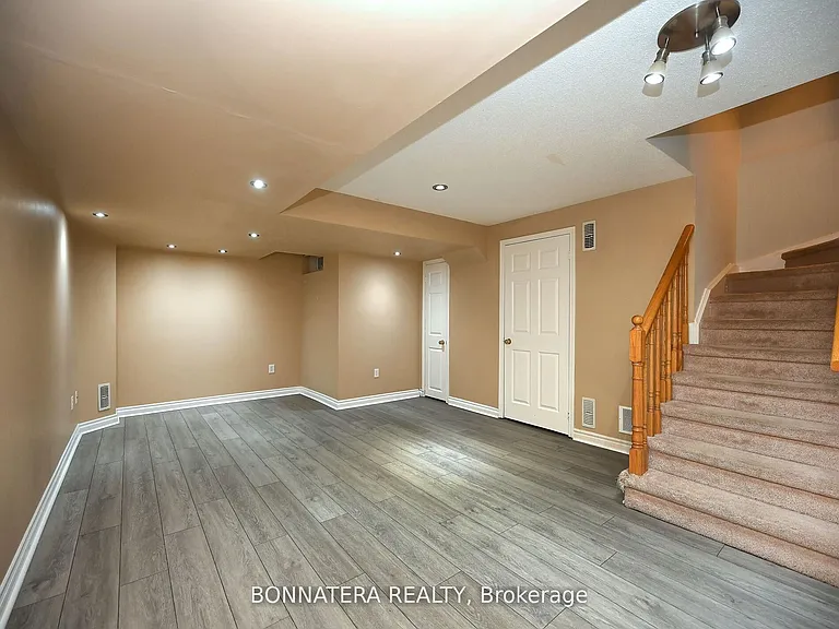 409 Hobbs Cres — Photo 34