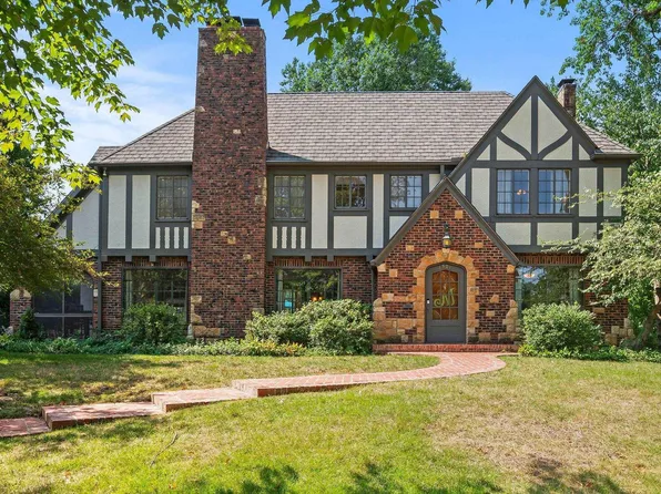 1501 SW Pembroke Ln, Topeka, KS 66604