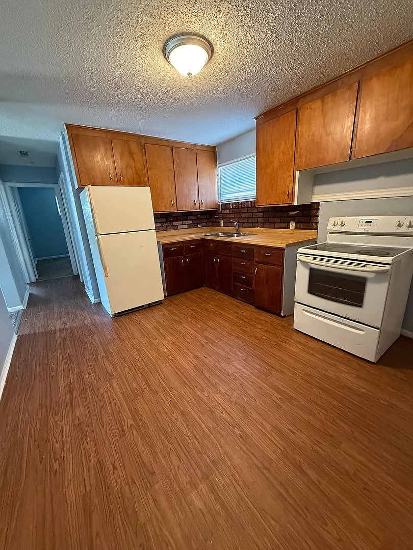 Charming 2 Bedroom Brick Duplex- Pet Friendly! — Photo 3