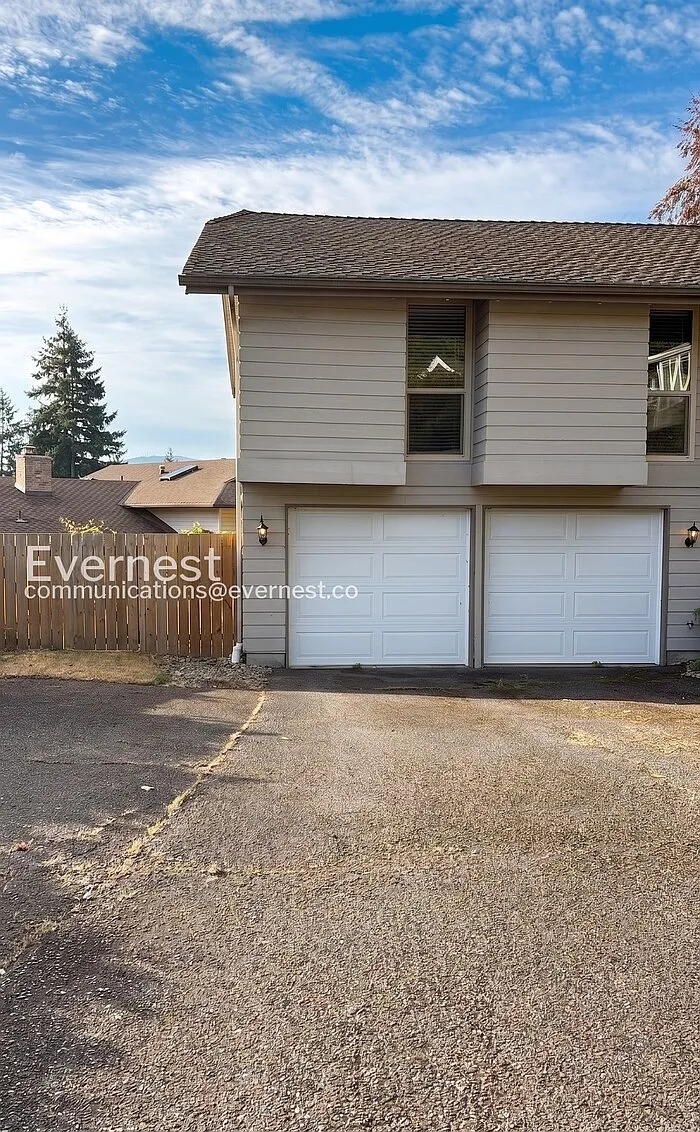 4 bed, 2.5 bath, 2080 sqft, $4,550 — Photo 1