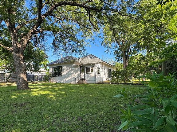 3rd image of 302 E Brenham St