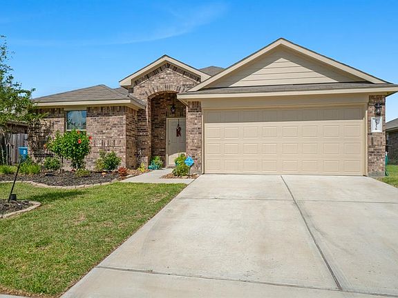 View straight on from the sidewalk.