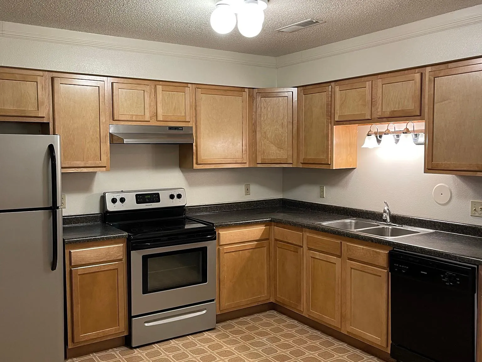 4 bed, 100 sqft, $3,057 — Photo 3