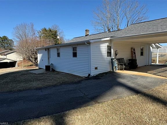 5th image of 4107 Airport Rd