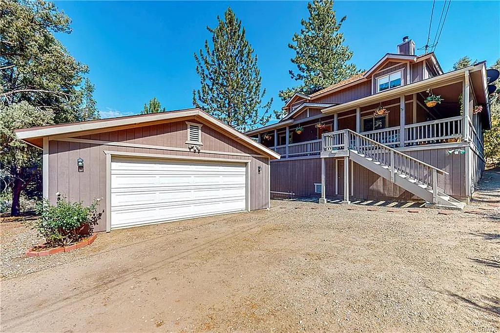 4 bed, 2320 sqft, $3,174 — Photo 1