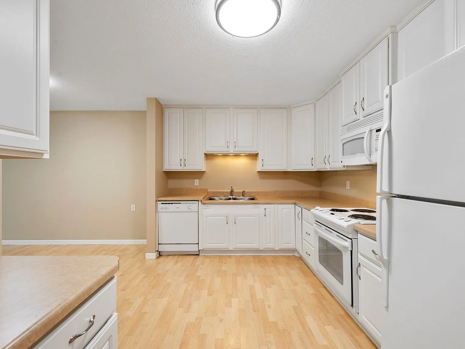 Victoria Place Apartments — Photo 2