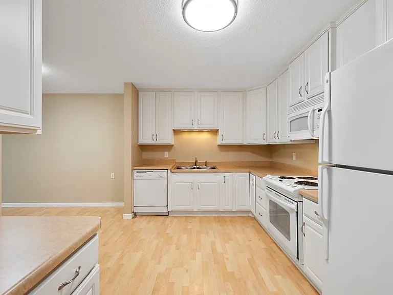 Victoria Place Apartments — Photo 2