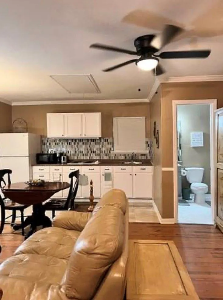 1 bed, 1.0 bath, 400 sqft, $1,000 — Photo 1