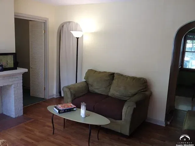 2 bed, 843 sqft, $1,350 — Photo 2