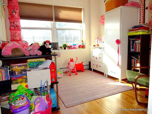 3rd image of 2544 Crescent St APT 3C