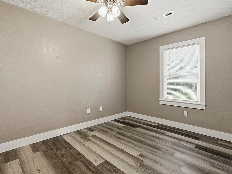 1605 Media Dr — Photo 4