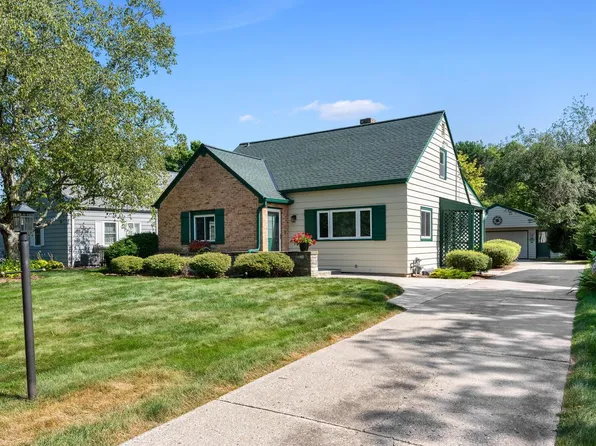 7556 North Crossway ROAD, Fox Point, WI 53217