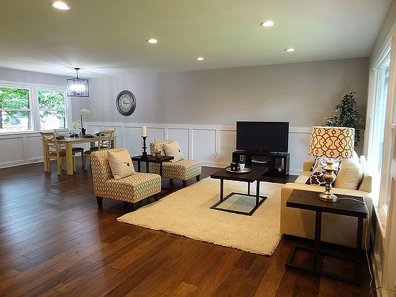 5th image of 702 W Sunset Dr