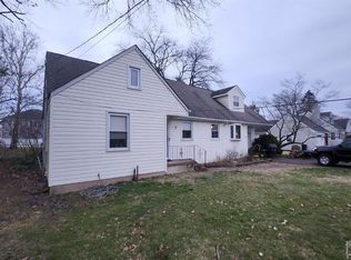 4 Williams Rd, Kendall Park, NJ 08824