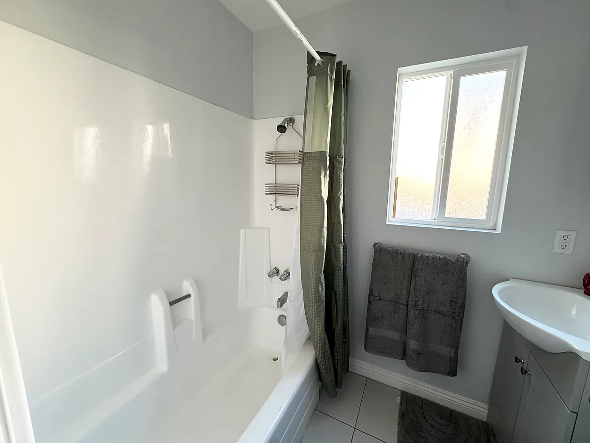 Building Photo - 6250 Vineland Ave #3