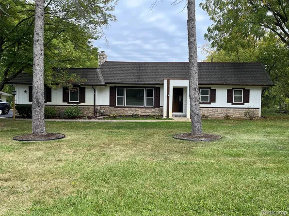 3930 Harris Ln, West Bloomfield, MI 48323
