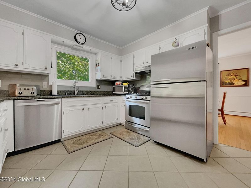 3rd image of 3 Crestwood Drive