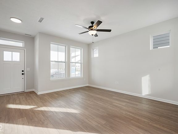 5th image of 811 Rose Garden Way