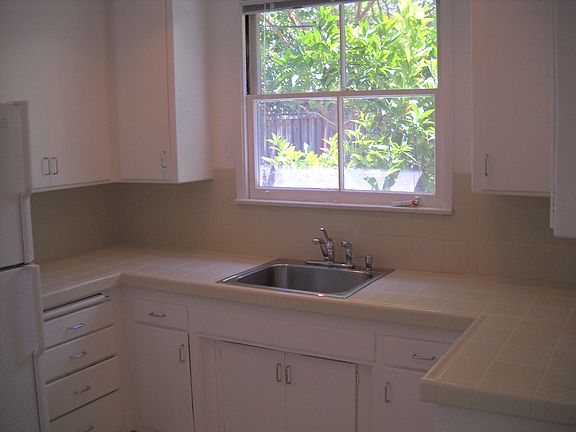 5th image of 4020 Sutherland Dr