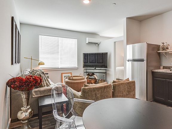 5th image of 712 Main St #209