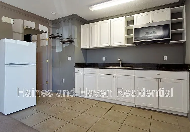 2326 Fan Palm Dr — Photo 5