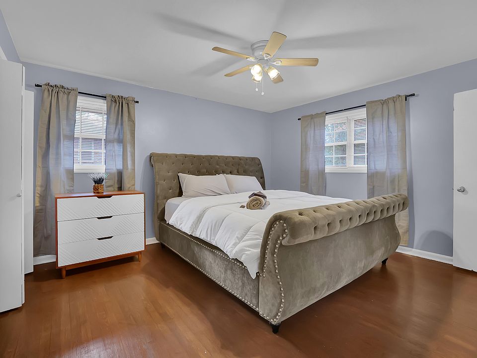 Room 5 - king bed, dresser and 2 closets