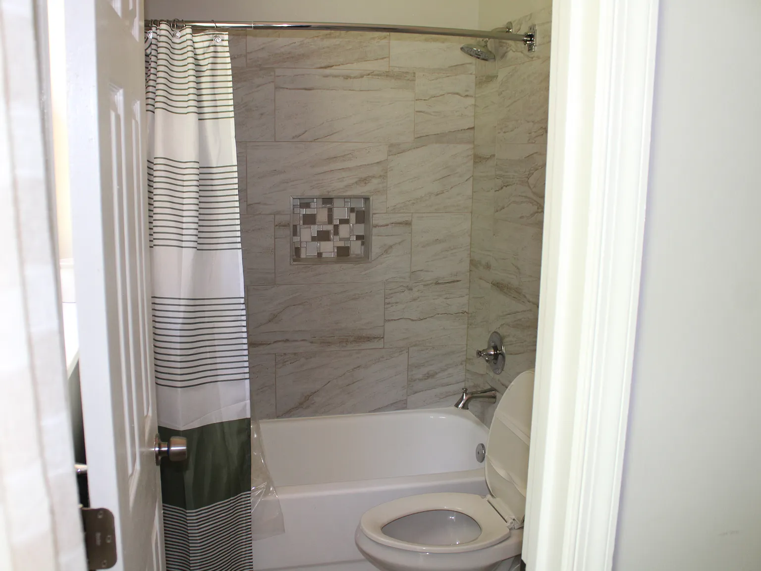 2 bed, 1190 sqft, $2,100 — Photo 2