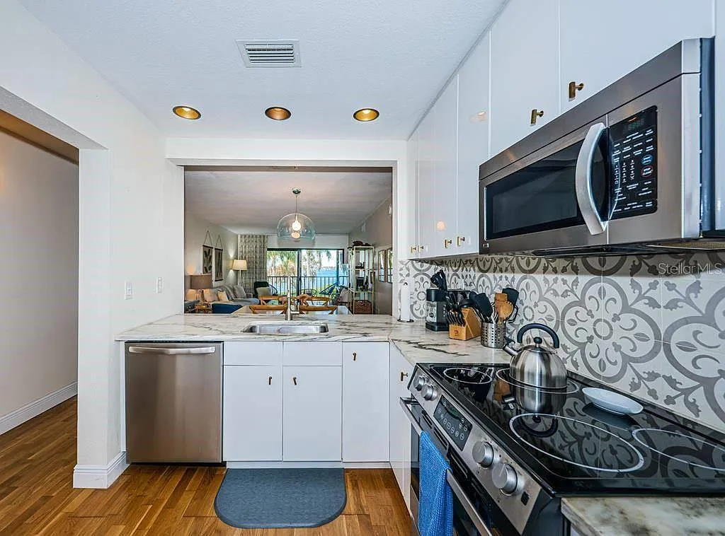 2 bed, 2.0 bath, 945 sqft, $2,900 — Photo 4