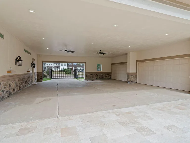 2102 Countryshire Ln — Photo 48