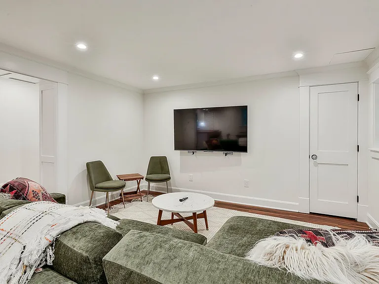 410 Thornton Lane — Photo 5