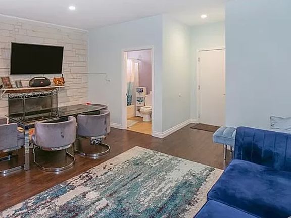 2nd image of 7347 1/2 Farmdale Ave