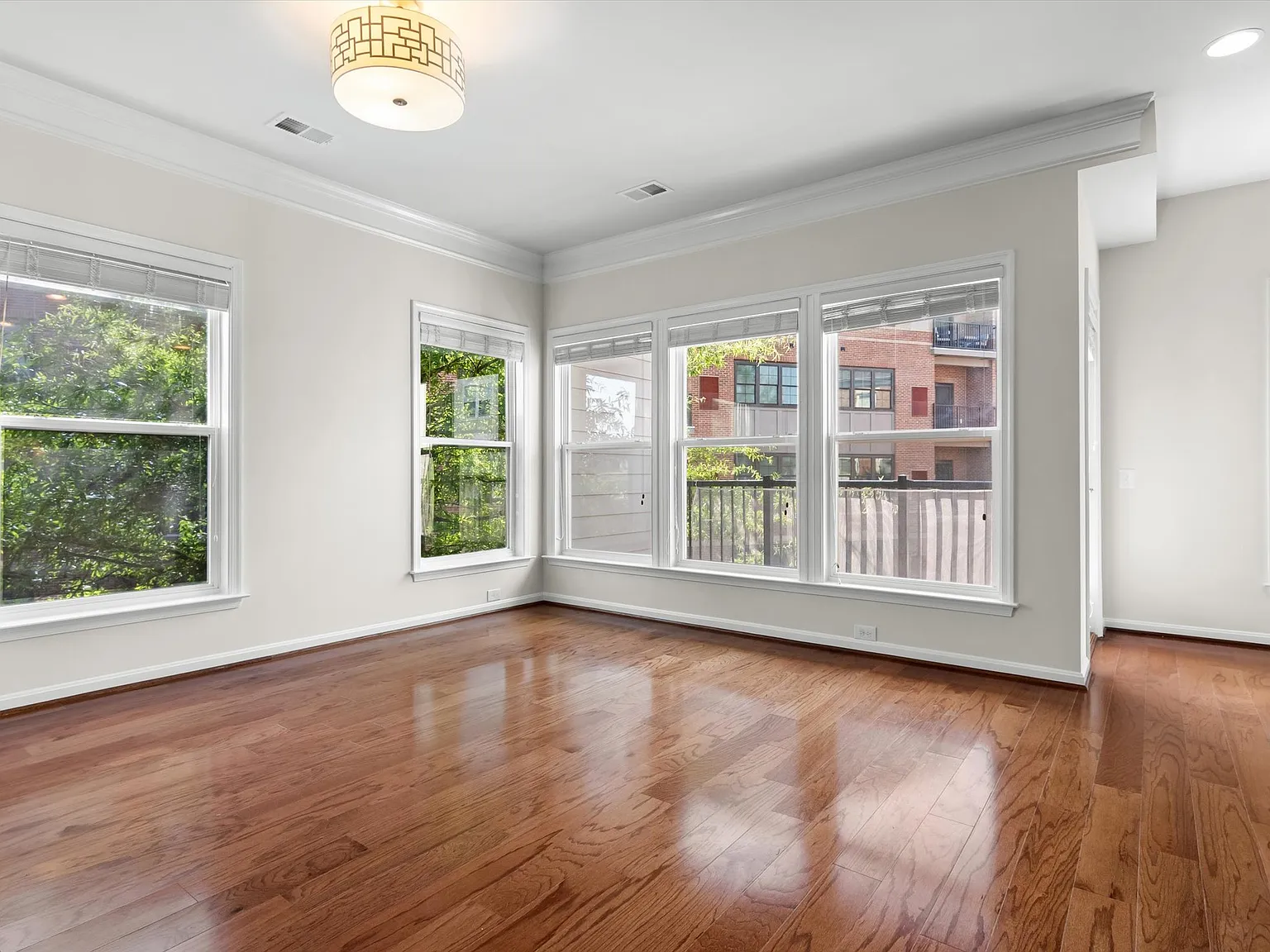 3 bed, 2294 sqft, $3,725 — Photo 4