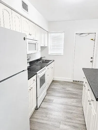 2 bed, 2.0 bath, 1000 sqft, $2,000 — Photo 2