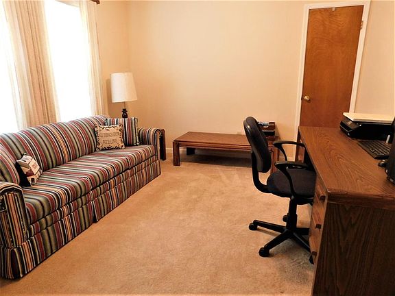 4 TH BEDROOM/STUDY JUST OFF ENTRY.
